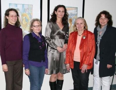 Die SPD-Frauen aus Stadt und Landkreis Landshut mit der Autorin (Mitte) Dr. Michaela Karl