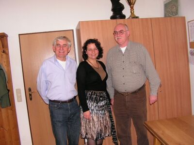 Kreisvorsitzende Ruth Müller mit den Delegierten aus Adlkofen Hans Meier (links) und Alfred Schwindsackl.