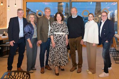 Landratskandidatin Ruth Müller zusammen mit SPD-Politiker*innen