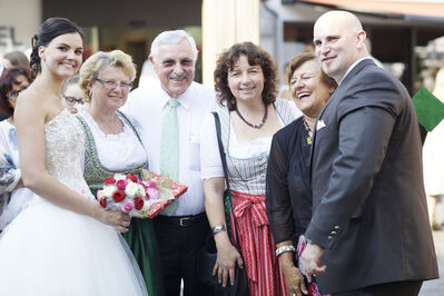 Das Brautpaar Sandra und Dominik Karl mit den SPD-Gratulanten