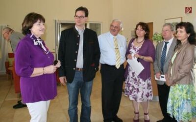 Dr. Marlies Flieser-Hartl, MdB Florian Pronold, Gerhard Babl, Ruth Müller, Hans Sarcher, Theresa Bergwinkl im Hospiz